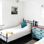 Quaint Fishermans 2-bed With Sea Views