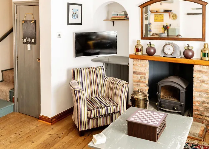 Semesterbostad Quaint Fishermans 2-bed With Sea Views